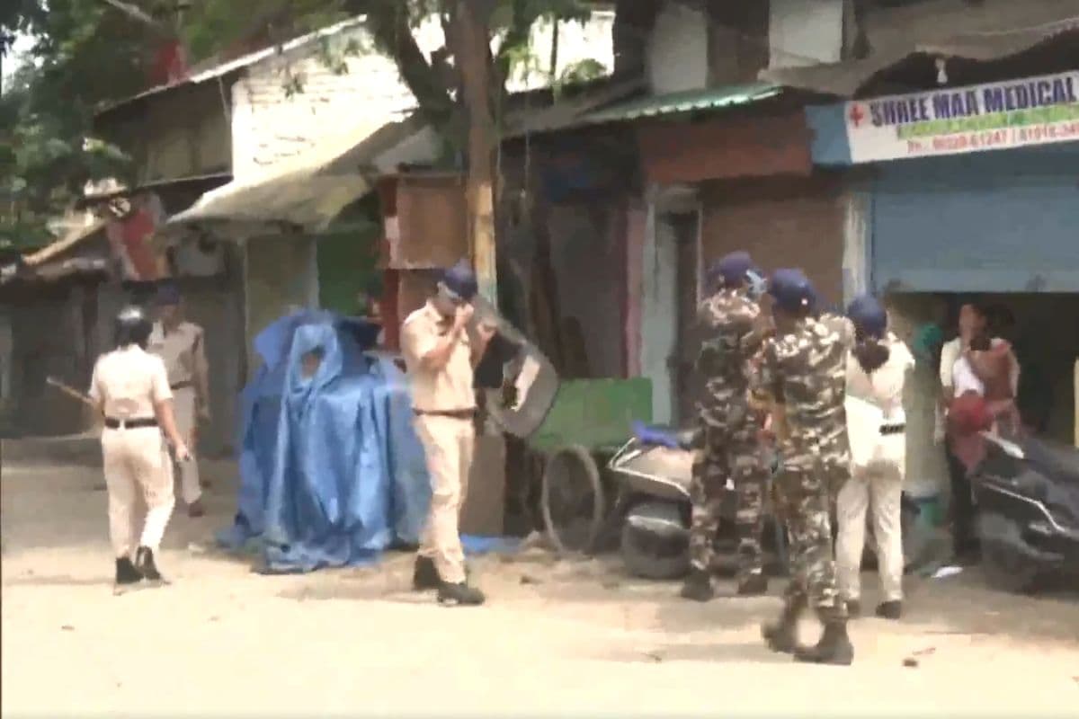 West Bengal Clash: क्रिकेट टूर्नामेंट को लेकर दो गुटों में झड़प, जमकर पत्थरबाजी, कई वाहनों पर हमला
