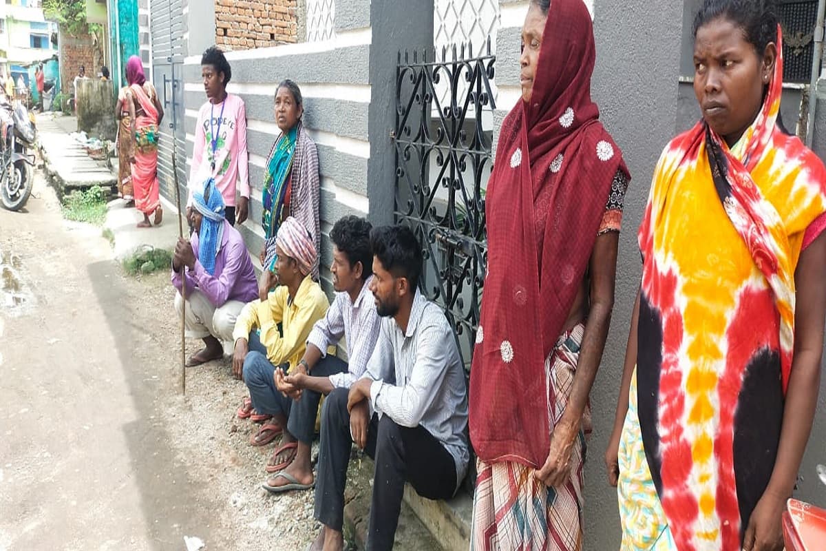 बाबू हमनी मनाकरो हलिय जे इसब ठीक नाय हो…नक्सली कुंवर मांझी का शव लेते समय सिसक उठी पत्नी