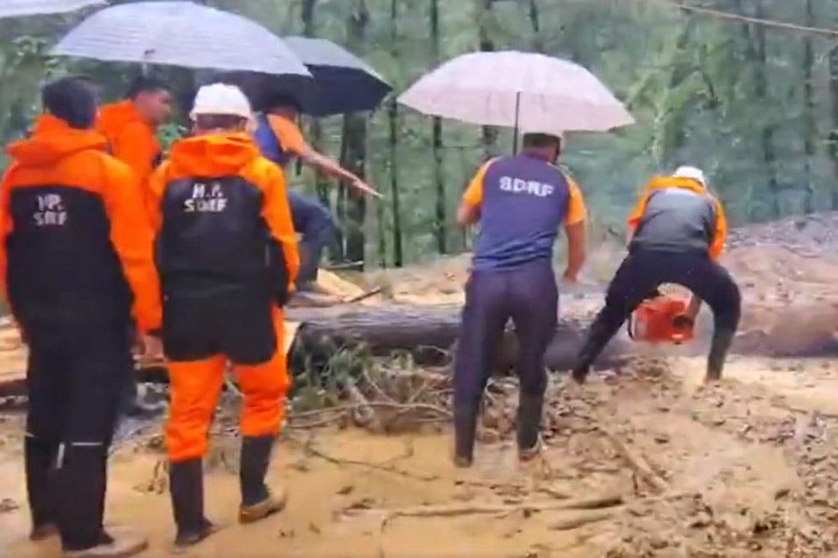Mandi Heavy Rain: मंडी में बारिश का तांड़व, रेस्क्यू ऑपरेशन में डटी SDRF की टीम