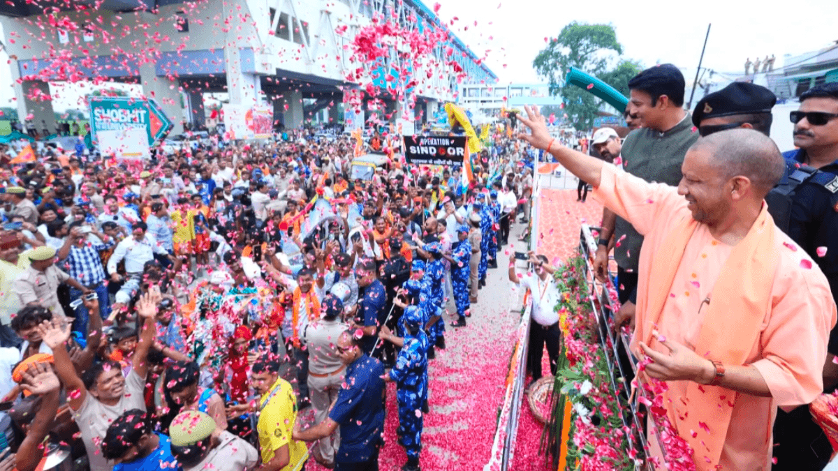 Kanwar Yatra 2025: मेरठ में सीएम योगी ने कांवड़ियों पर बरसाए फूल, हुड़दंगियों को दी सख्त चेतावनी