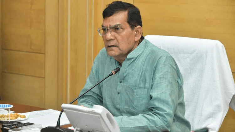 ऊर्जा मंत्री ए.के. शर्मा का फूटा गुस्सा: "जनता हमें गालियां दे रही है, अधिकारी बने हैं अंधे-बहरे"