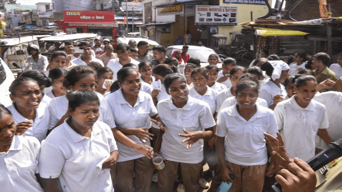 600 महिला सिपाहियों को ट्रेनिंग से पहले प्रेग्नेंसी टेस्ट का आदेश! ऐसा क्या हुआ कि गोरखपुर में फूट-फूटकर रोने लगीं रिक्रूट्स? 600 महिला सिपाहियों को ट्रेनिंग से पहले प्रेग्नेंसी टेस्ट का आदेश! ऐसा क्या हुआ कि गोरखपुर में फूट-फूटकर रोने लगीं रिक्रूट्स?