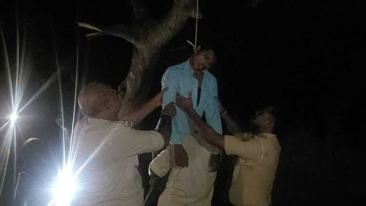 पेड़ से लटकता हुआ युवक का शव बरामद, पुलिस जांच में जुटी