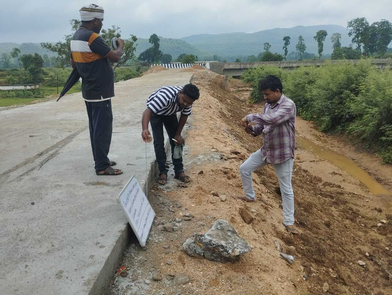 Bokaro News : सड़क निर्माण में अनियमितता पर संवेदक को फटकार