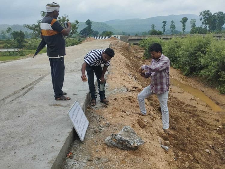 Bokaro News : सड़क निर्माण में अनियमितता पर संवेदक को फटकार