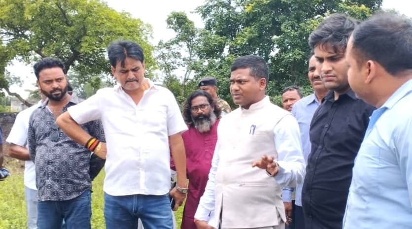 Bokaro News : ग्रामीणों ने दामोदा उत्खनन परियोजना का किया चक्का जाम