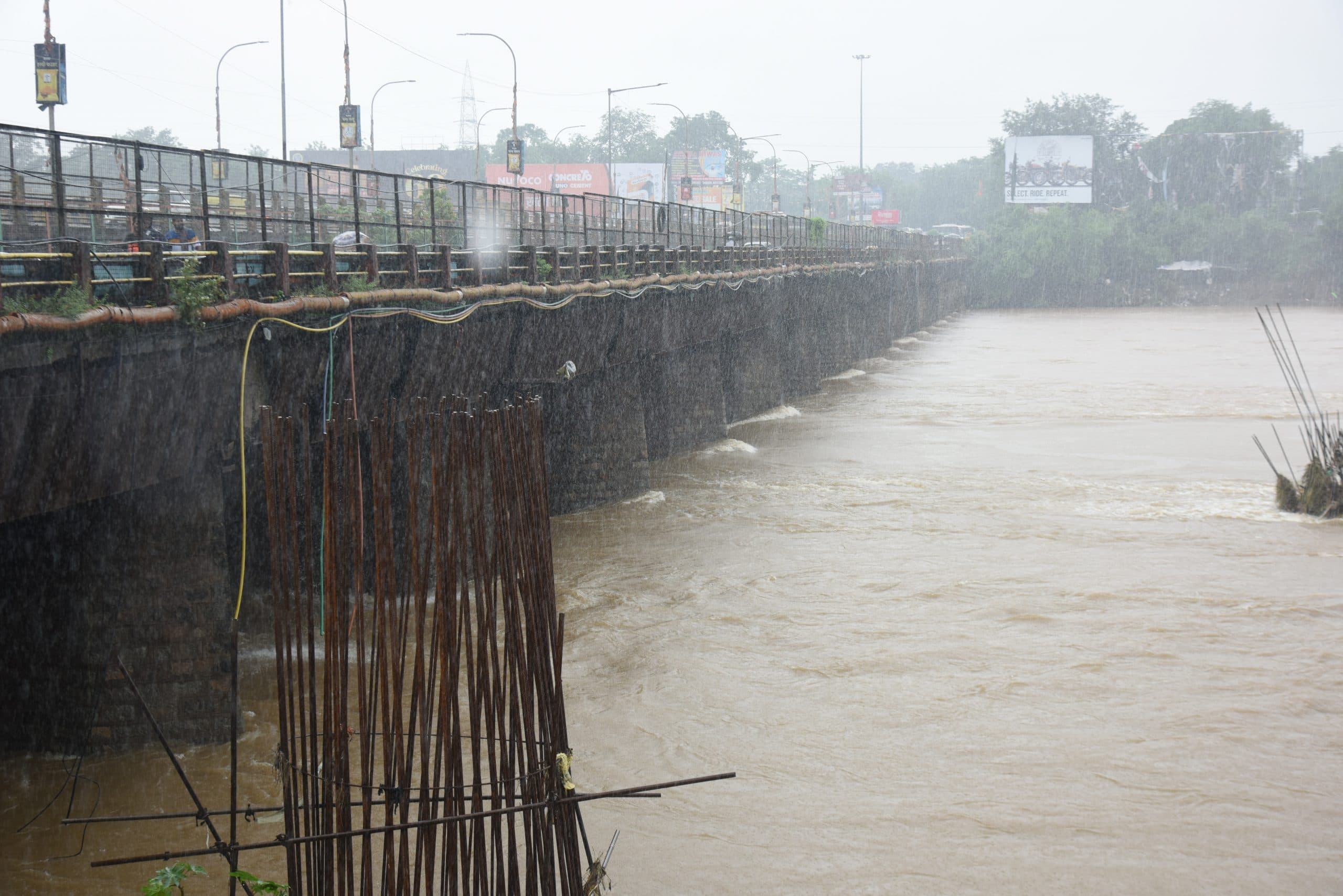 Jamshedpur News : खरकई नदी का जलस्तर खतरे के निशान के पार, कदमा के घरों में घुसा पानी