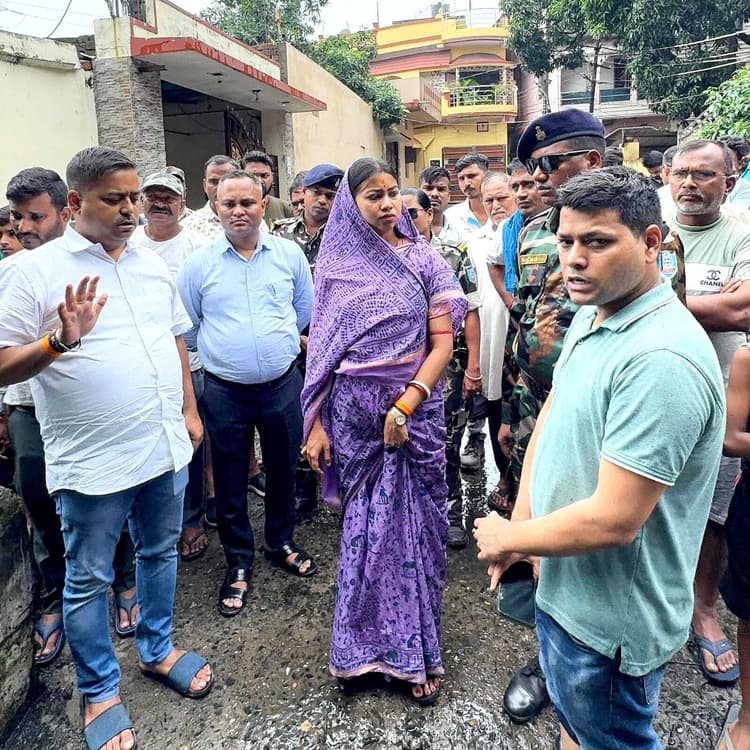 Jamshedpur News : भारी बारिश से मनीफीट आदर्श बस्ती में जलजमाव, विधायक पूर्णिमा साहू ने लिया जायजा