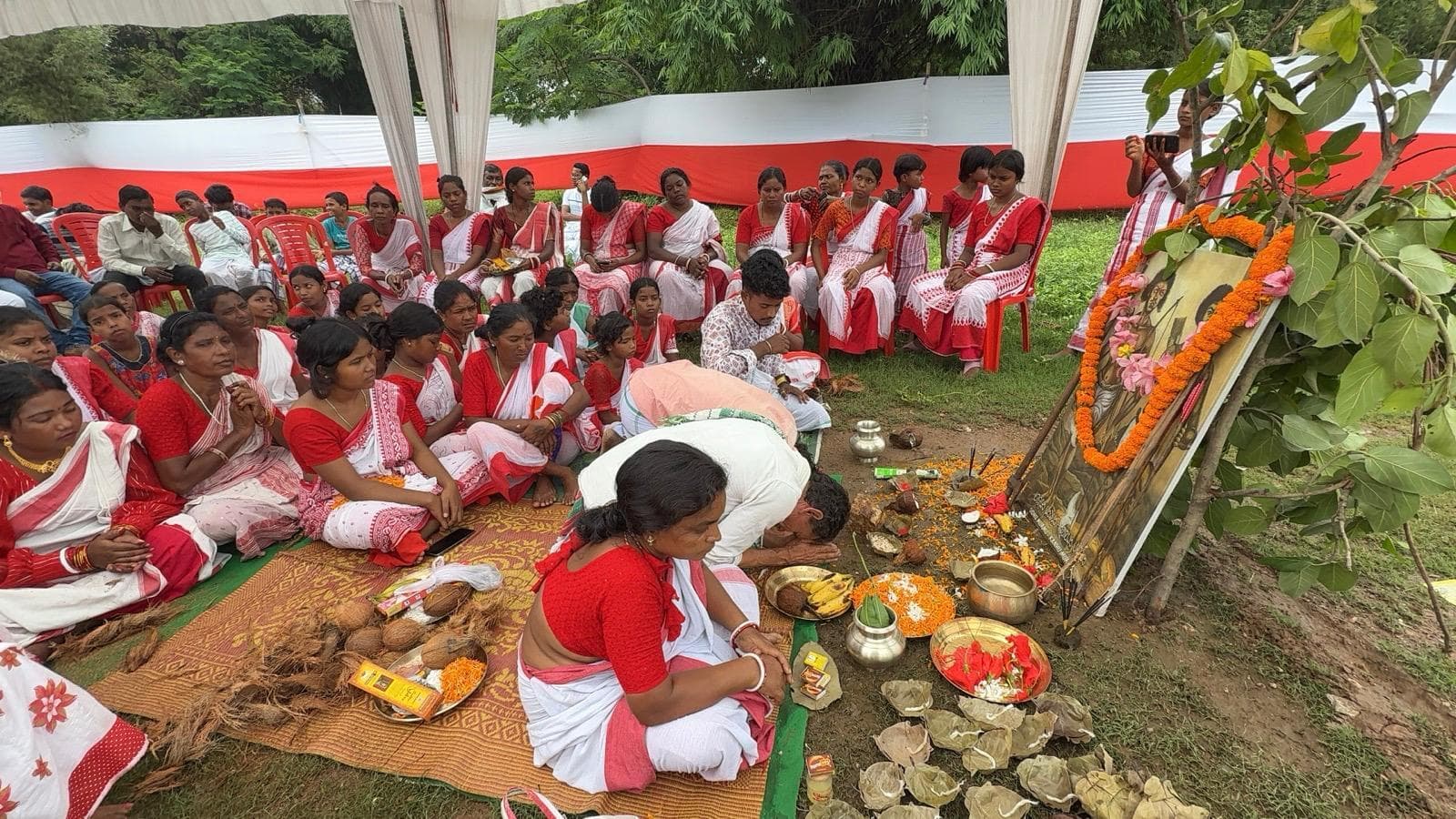 Jamshedpur News : महिलाओं ने सिदो-कान्हू से मांगी अन्याय व अत्याचार से लड़ने की ताकत