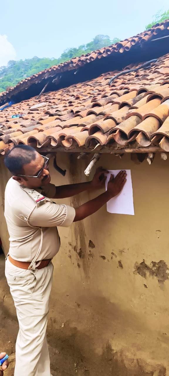 नक्सली कांड में फरार अभियुक्त के घर चिपकाया गया इश्तेहार