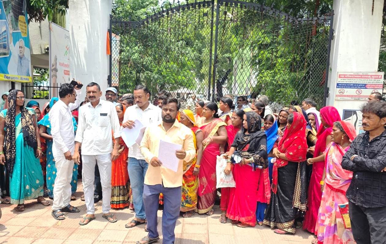 मजदूरी भुगतान नहीं होने से आक्रोशित मजदूरों ने किया समाहरणालय का घेराव