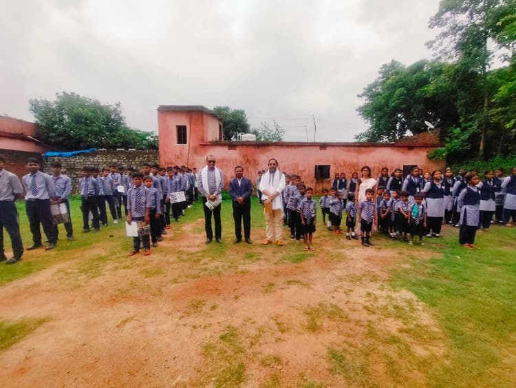 बिहार के सेवानिवृत्त आइजी ने बीकेबी स्कूल को गोद लिया