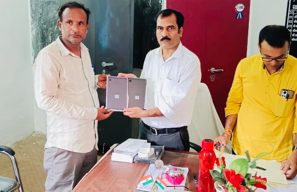 फुलवरिया में एचएम के बीच 232 टैब का किया गया वितरण