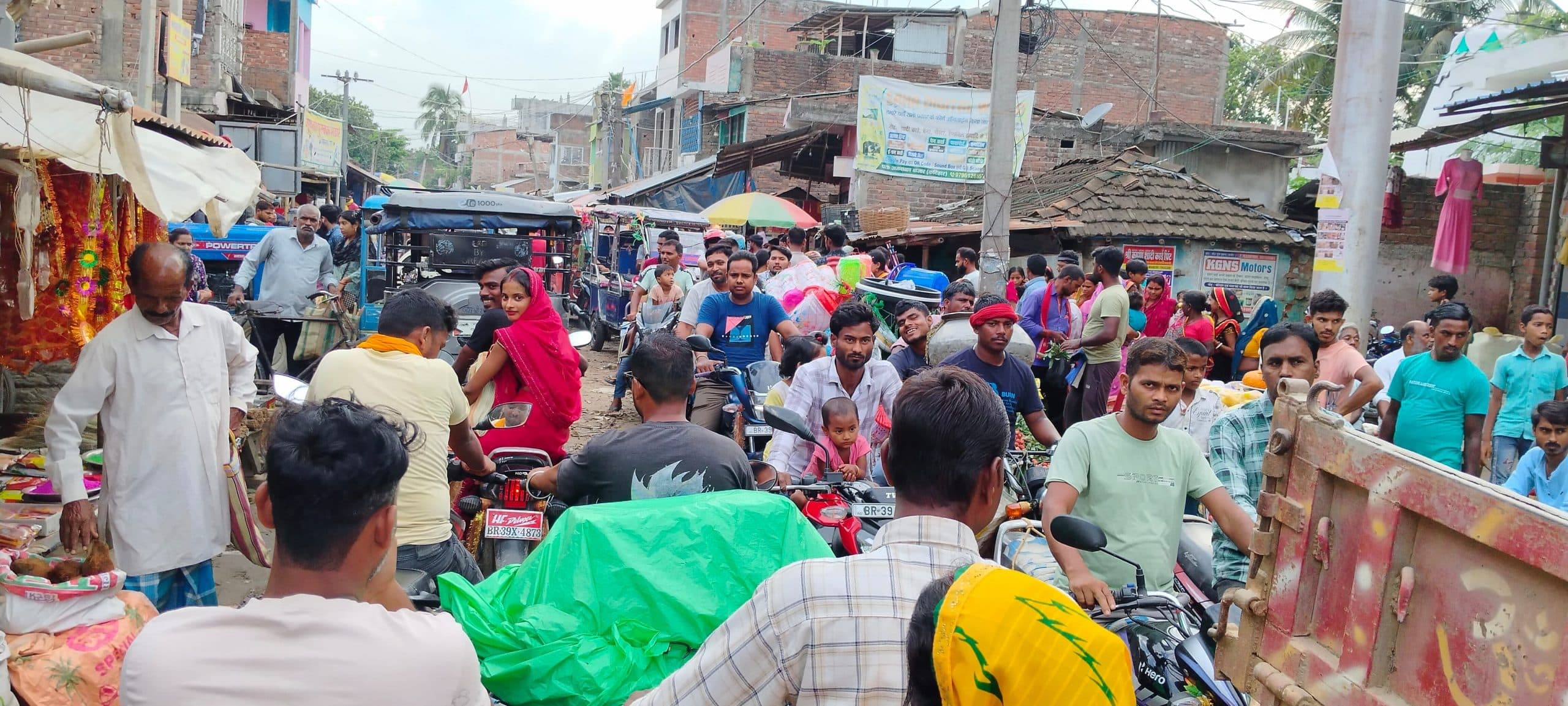 अमदाबाद बाजार में जाम की समस्या से व्यवसायी व राहगीर परेशान