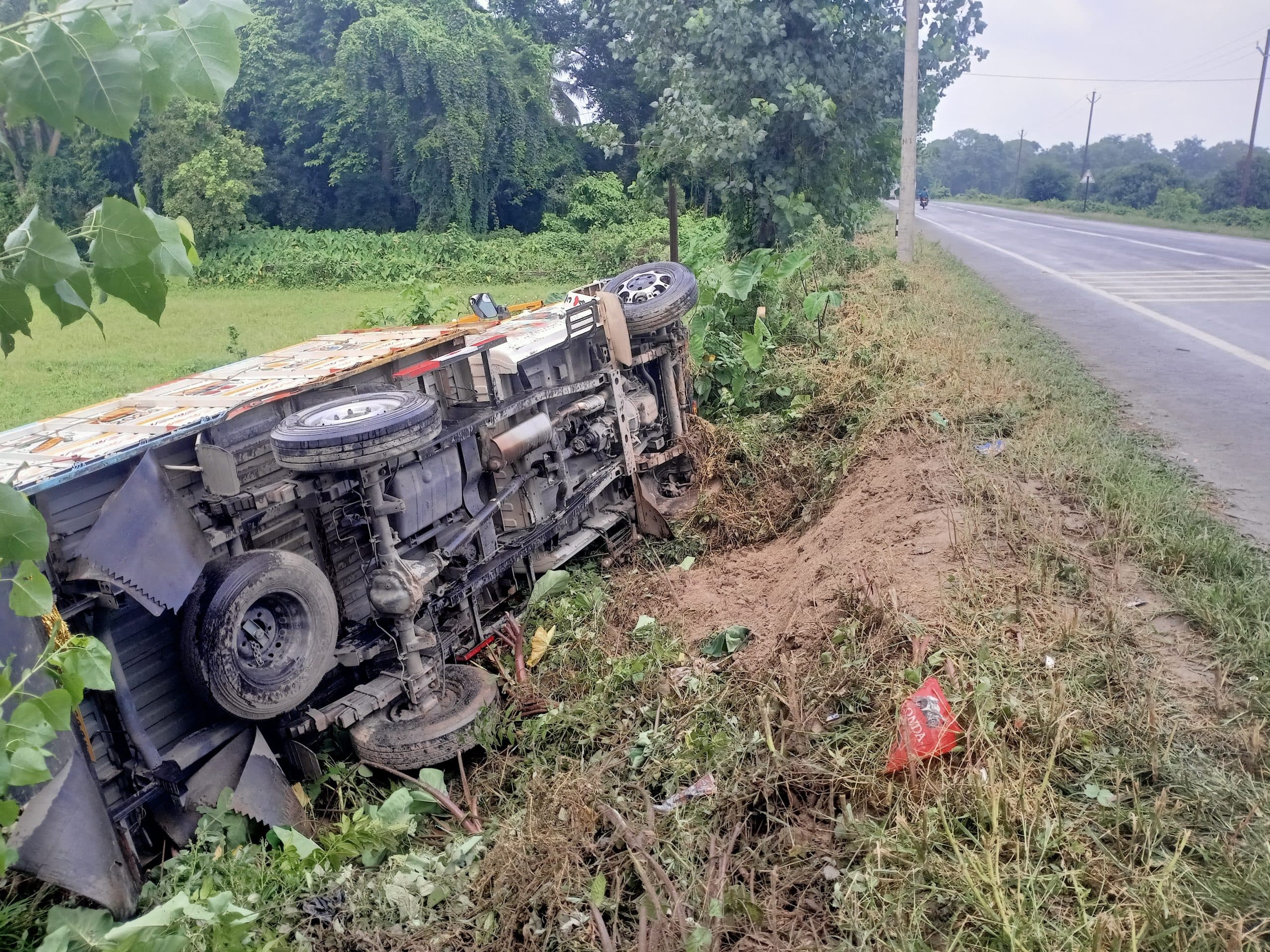 बाइक सवार को बचाने के क्रम में पिकअप पलटा, कोई हताहत नहीं