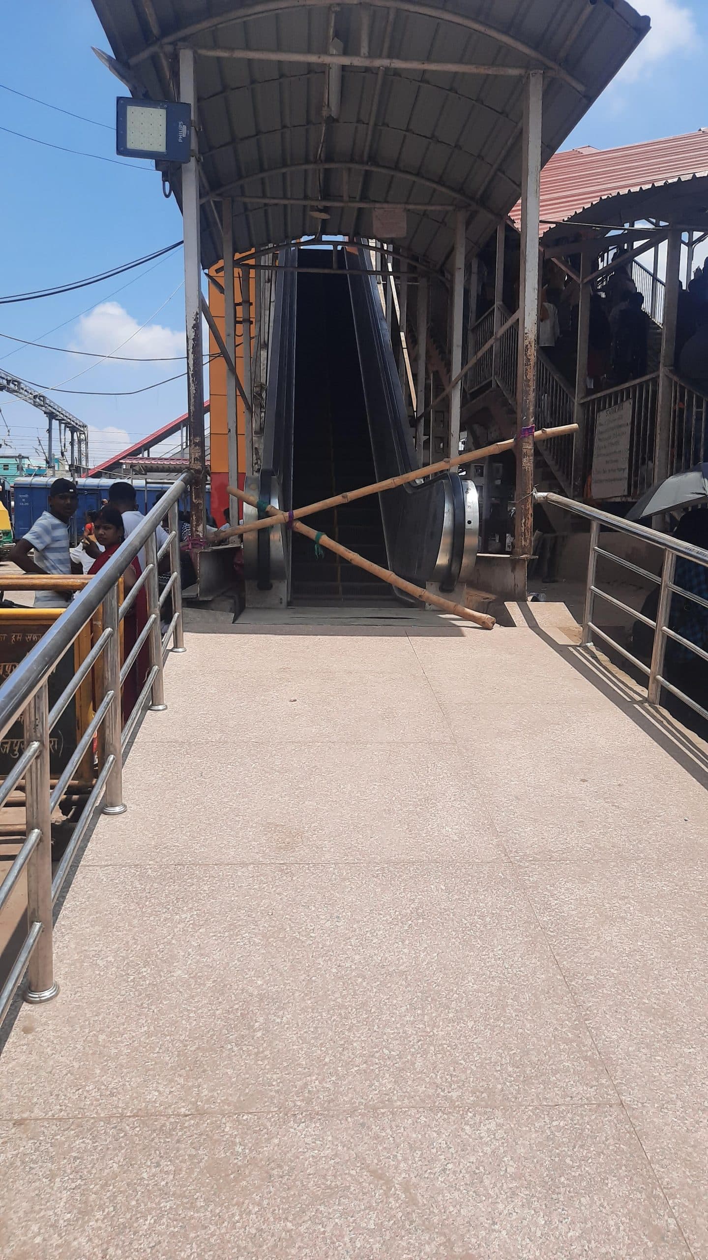 आरा जंक्शन का एक्सीलेटर कई दिनों से खराब, बुजुर्ग यात्री परेशान