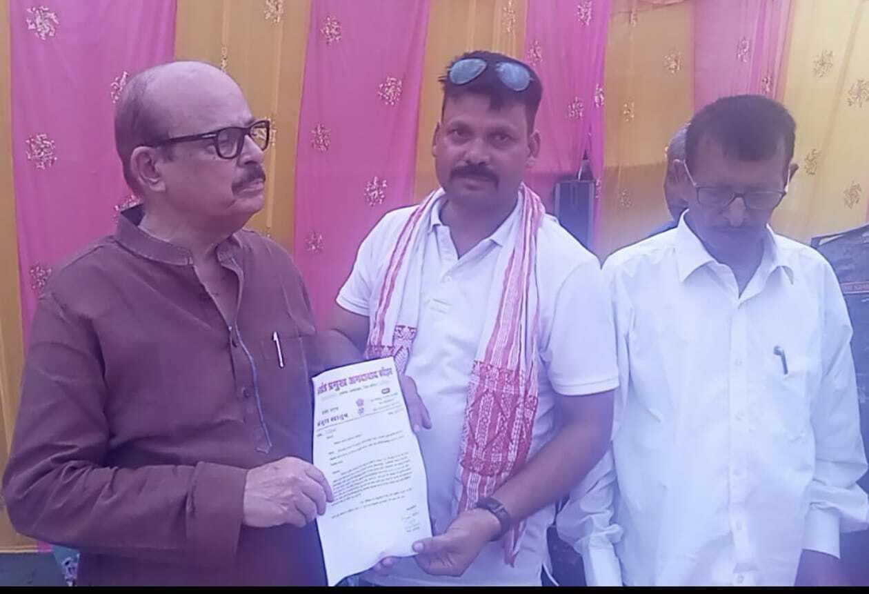 प्रमुख प्रतिनिधि ने सांसद को सौंपा पुल निर्माण का मांग पत्र