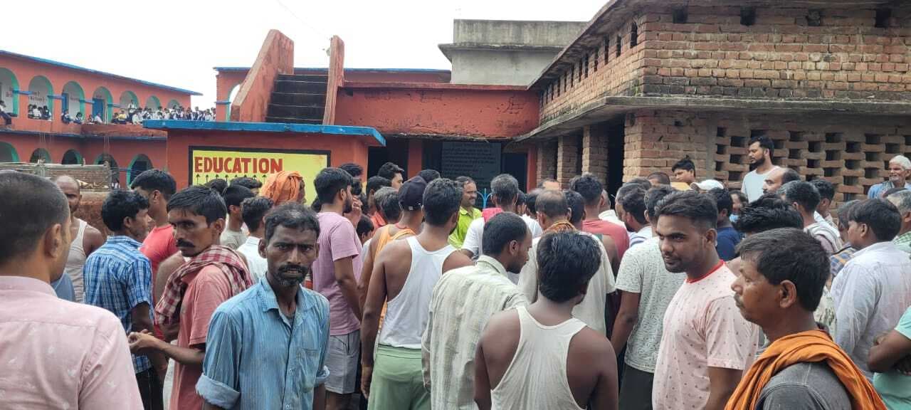 बीइओ की पहल पर खुलवाया गया मध्य विद्यालय सूही का ताला