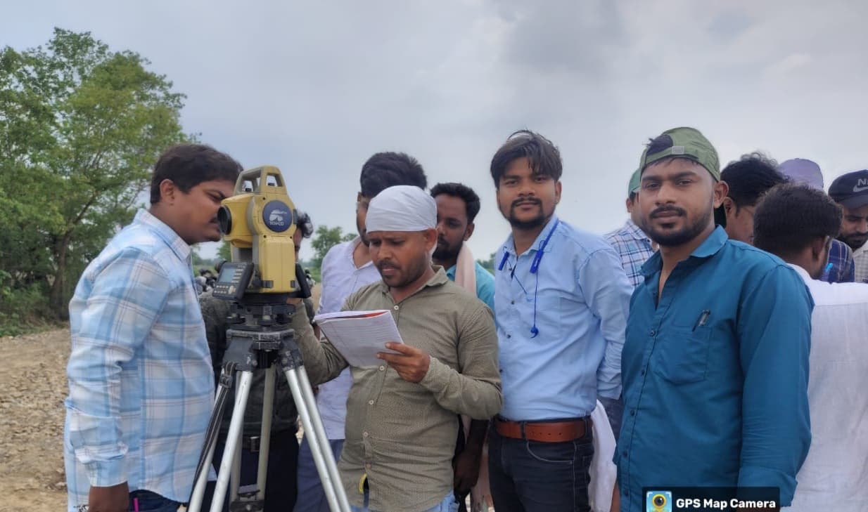 तरारी में भूमि सर्वे के लिए ईटीएस मशीन से सीमा सत्यापन का काम शुरू