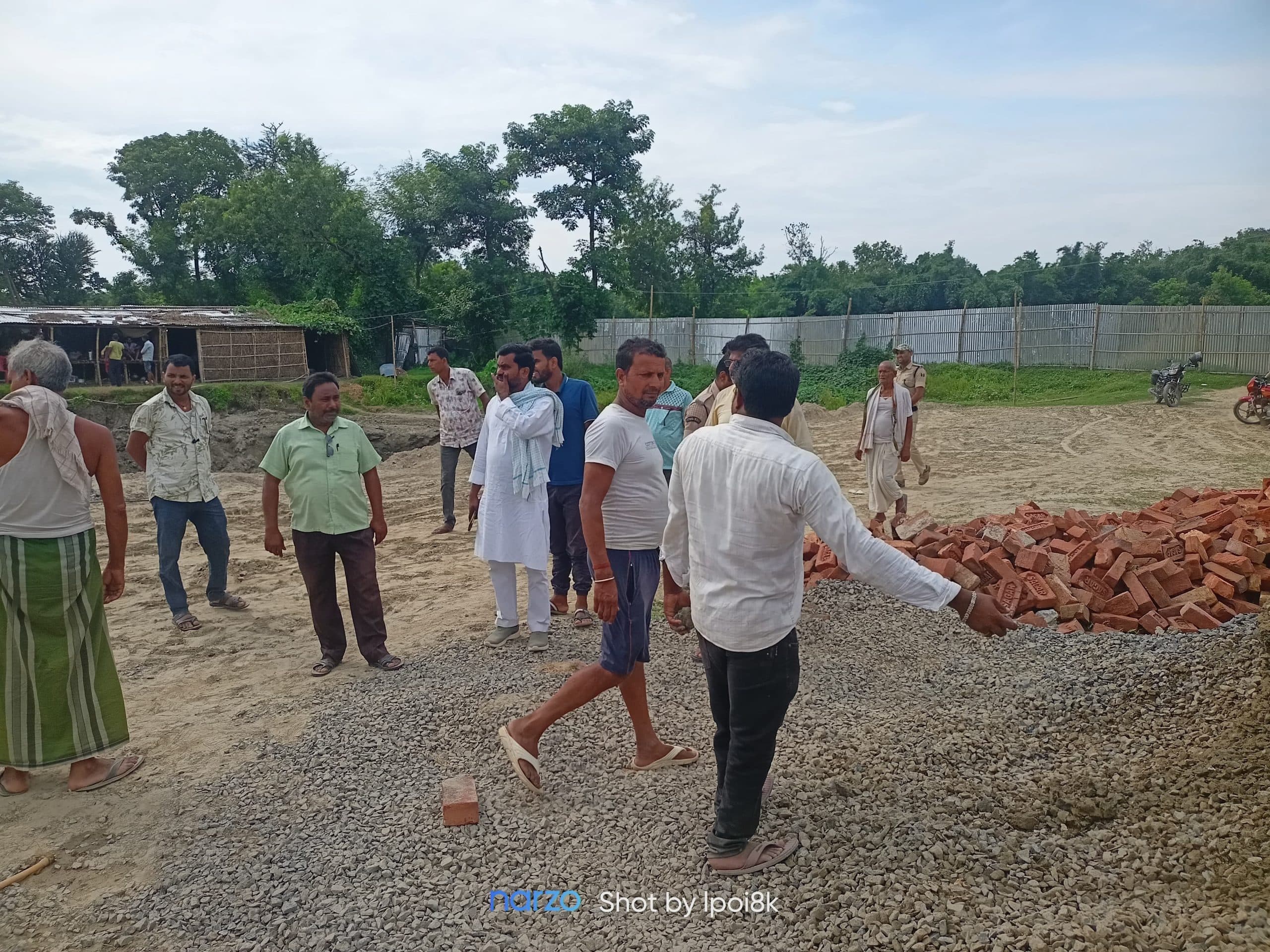 तीन करोड़ की लागत से बन रहे पंचायत भवन में अनियमित्ता का लगाया आरोप
