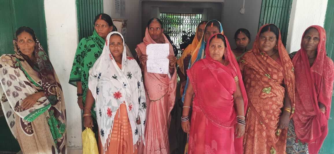 आंगनबाड़ी केंद्र हटाने से महिला लाभुकों ने सीडीपीओ कार्यालय को घेरा