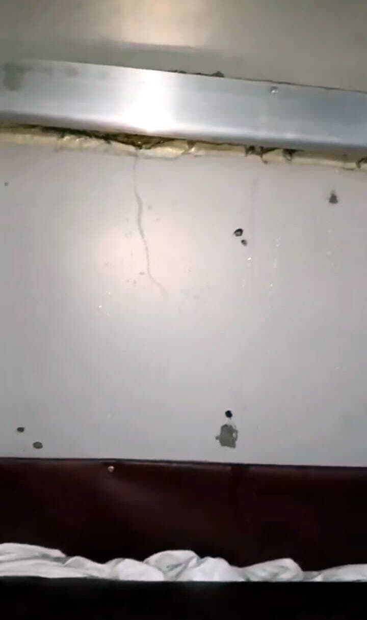एसी फर्स्ट क्लास में भीगे यात्री, चलती ट्रेन में छत से टपकने लगा पानी