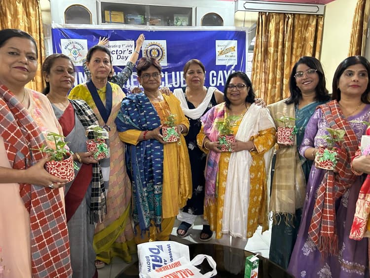 डॉक्टर्स डे : डॉक्टरों को किया सम्मानित, विद्यालयों में किताब बांटीं