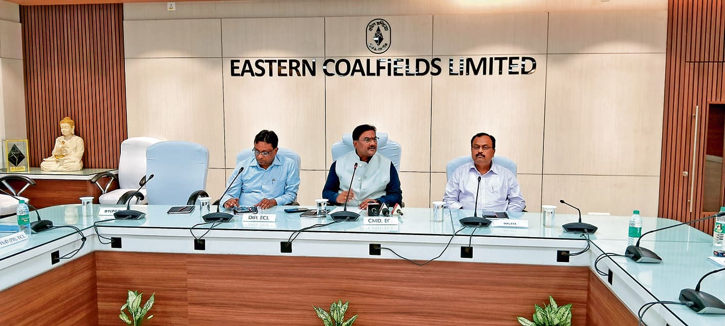 दो एकड़ जमीन पर नौकरी के बदले 89 लाख से 1.20 करोड़ रुपये अथवा, 45 वर्षों तक 44 से 68 हजार रुपये पेंशन