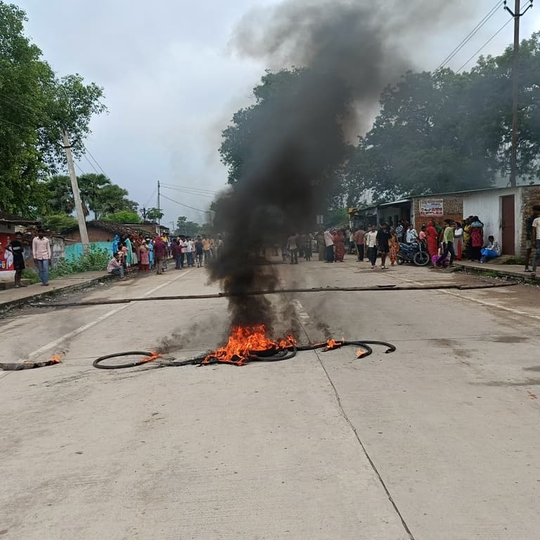 वाहन के धक्के से बाइक सवार युवक की मौत, एक घायल