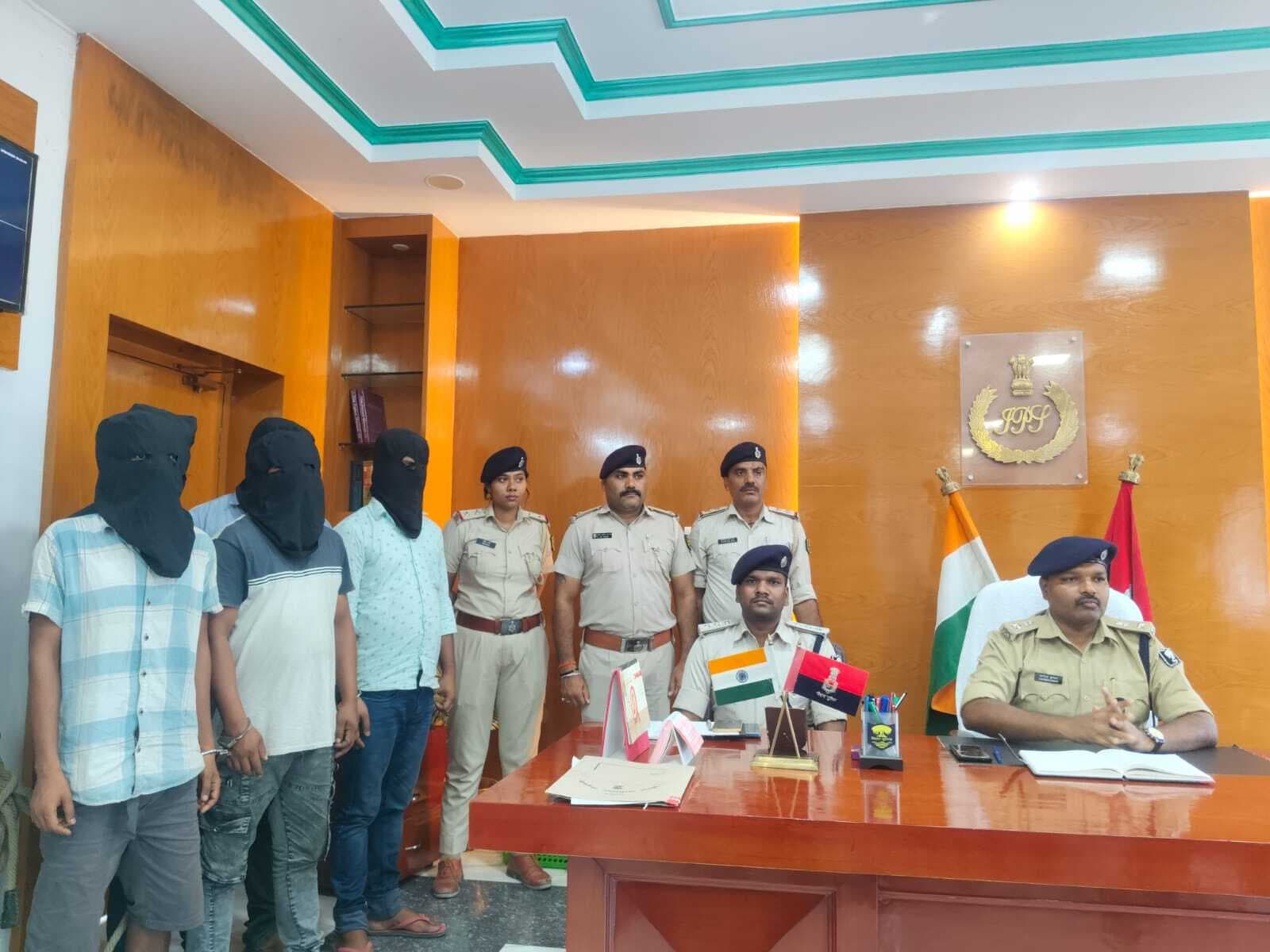 Madhubani News : नींबू लदे ट्रक से 197 कार्टन व दिल्ली से लौकहा आ रही बस से 221 लीटर शराब जब्त