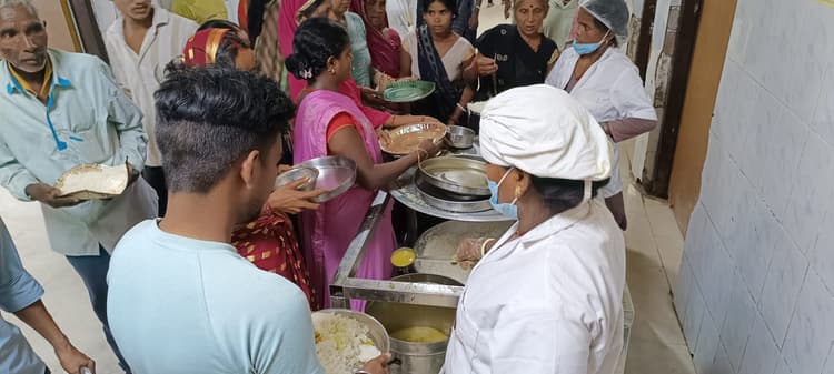 Gaya News : मगध मेडिकल में खाना लेने के लिए मरीज के परिजन लगाते हैं लाइन
