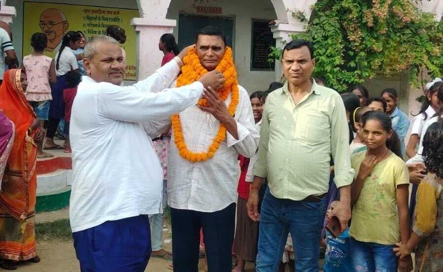 सेवानिवृत शिक्षक को ग्रामीणों ने सम्मान पूर्वक दी विदाई