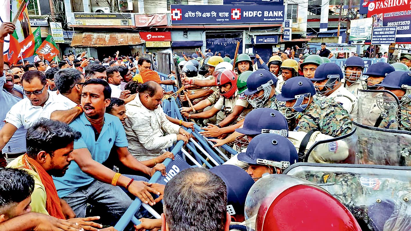 कसबा कांड को लेकर प्रदर्शन, पुलिस और भाजपा समर्थकों में हुई भिड़ंत