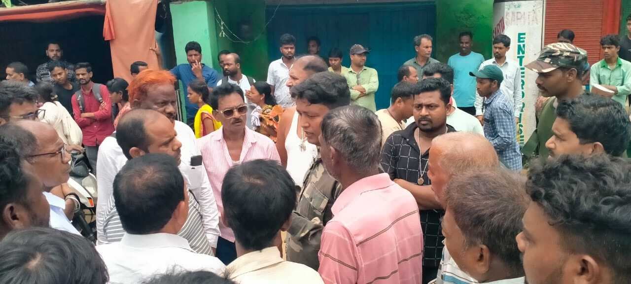 Chaibasa News : अज्ञात वाहन ने स्कूटी सवार तीन युवकों को रौंदा, दो की गयी जान, एक गंभीर