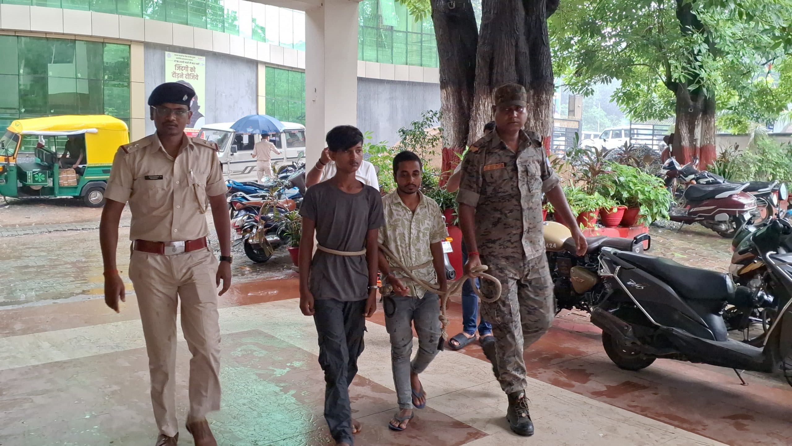 Jamshedpur News : मऊभंडार : मोबाइल दुकान से चोरी में पूर्णिया से दो युवक गिरफ्तार