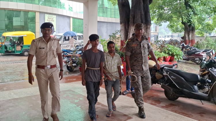 Jamshedpur News : मऊभंडार : मोबाइल दुकान से चोरी में पूर्णिया से दो युवक गिरफ्तार