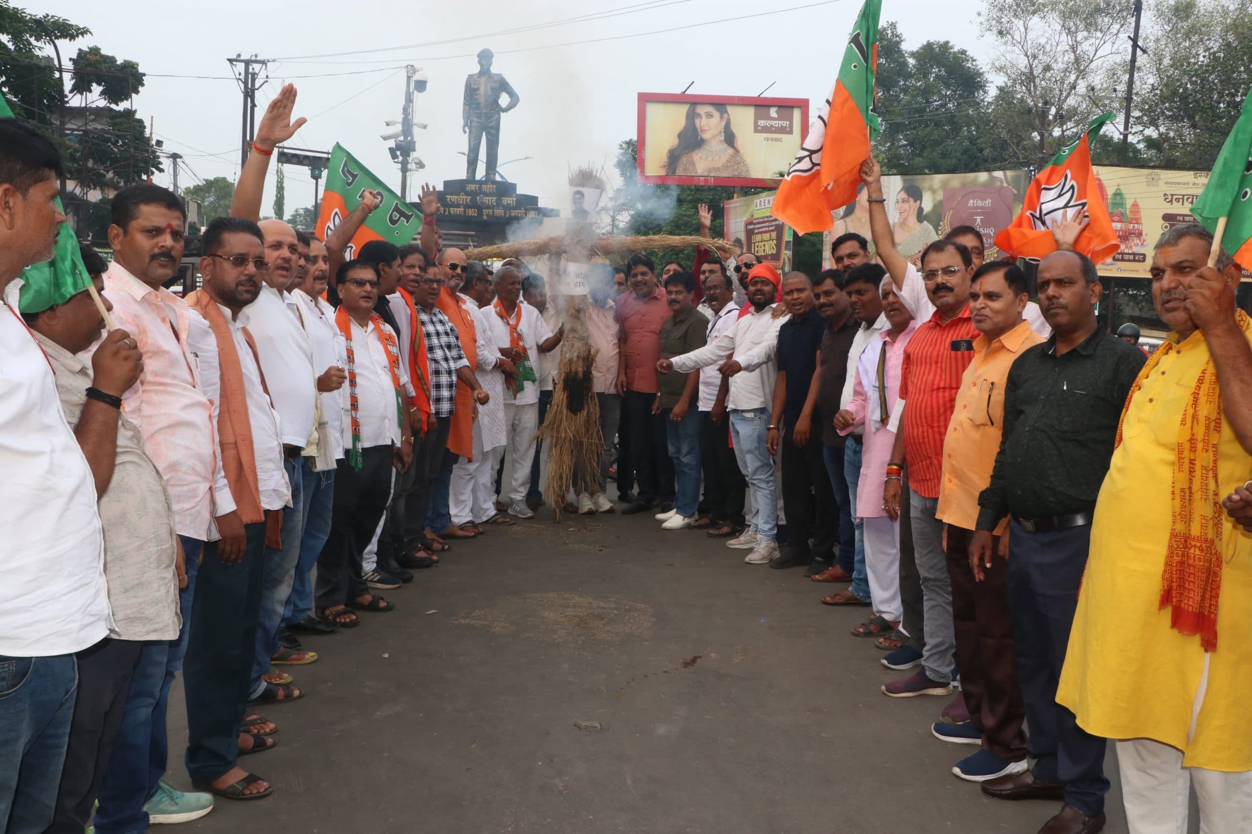 Dhanbad News: भाजपा ने मुख्यमंत्री का पुतला जलाया