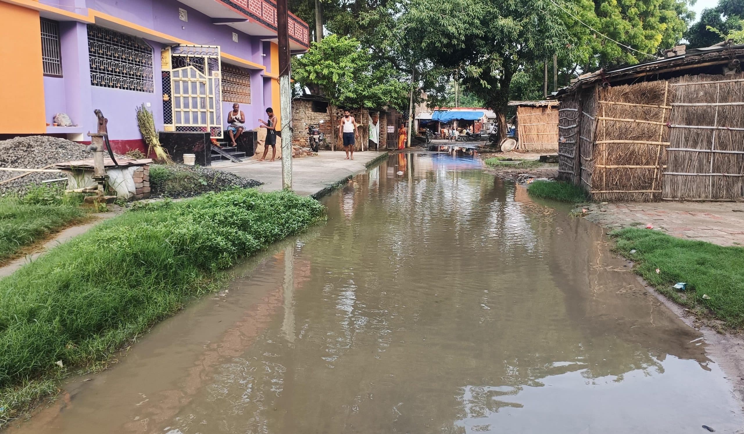 hajipur news. जलजमाव से राहगीरों की बढ़ी परेशानी