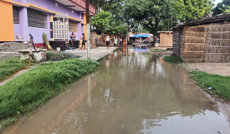 hajipur news. जलजमाव से राहगीरों की बढ़ी परेशानी