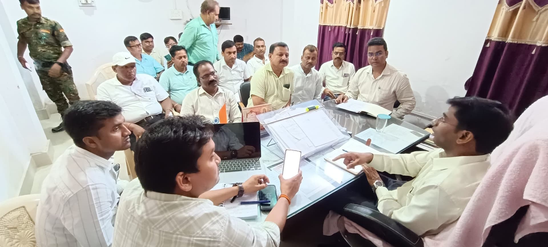 Motihari: बीएलओ सुपरवाइजर के साथ मतदाता पुनरीक्षण कार्य की हुई समीक्षा
