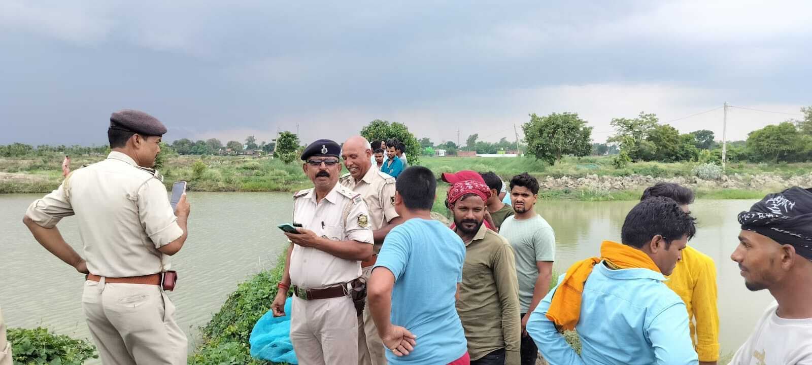 कटेया में पोखर से मिला विक्षिप्त युवक का शव, डूबने से मौत की आशंका, शव मिलने की खबर से जुटी ग्रामीणों की भीड़