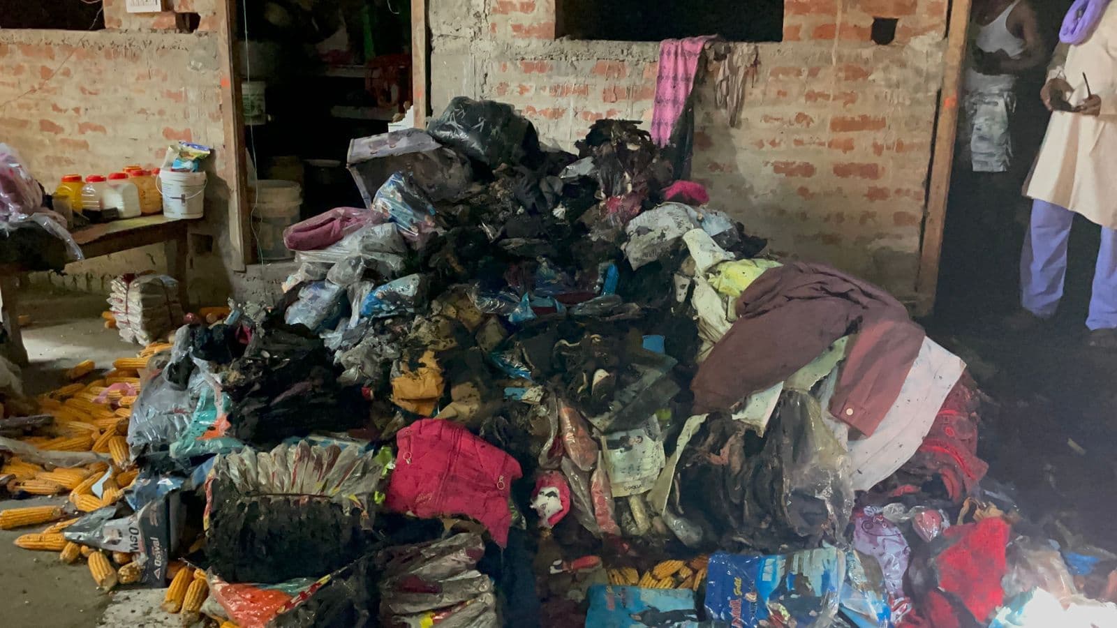 बथनाहा में शॉर्ट सर्किट से लगी आग, लाखों की संपत्ति जली