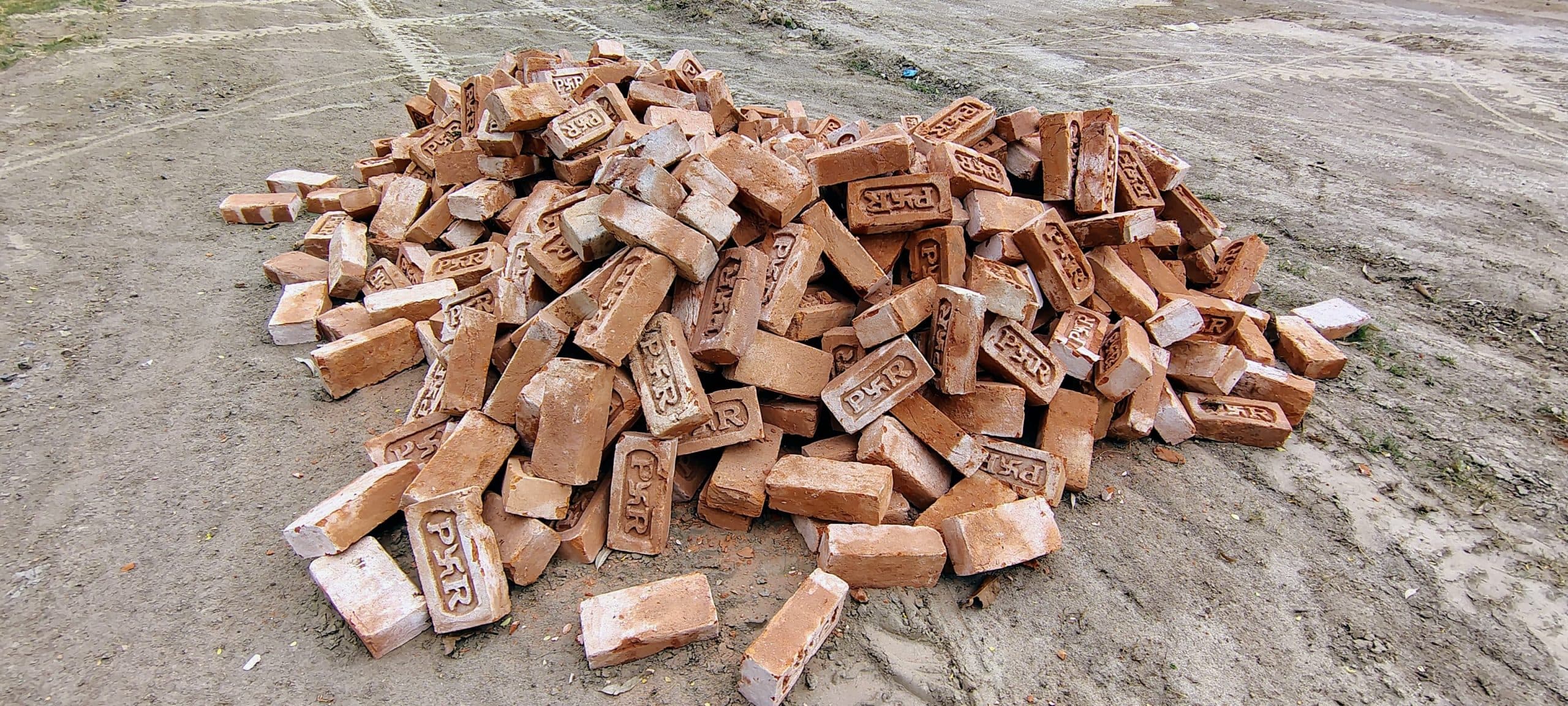 पीसीसी सड़क निर्माण में अनियमितता, ग्रामीणों ने किया विरोध