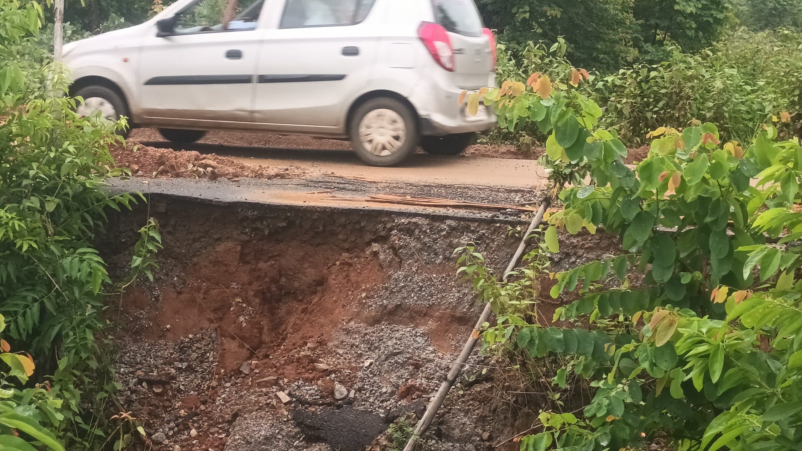 बारिश के कारण तोरपा कुमांग सड़क धंसी, दुर्घटना की आशंका