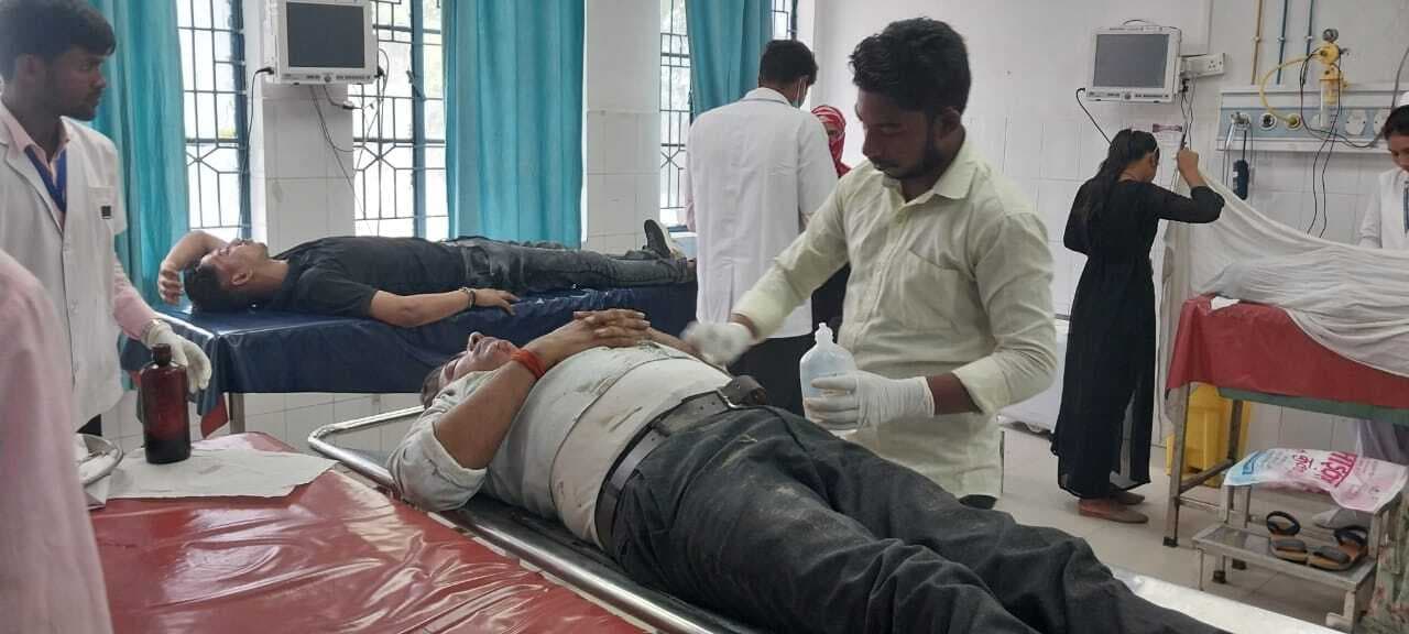 परसिया के पास बाइक पलटी, बाप-बेटे घायल