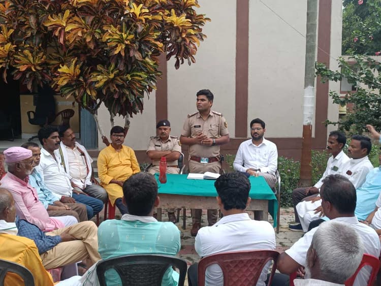 किसी तरह की अफवाह हो तो उसकी सूचना पुलिस दें