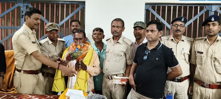 सेवानिवृत्त दफादार को दी गयी विदाई