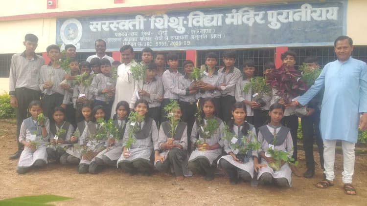 सशिविमं पुरानी राय के भैया-बहनों ने लगाये पौधे