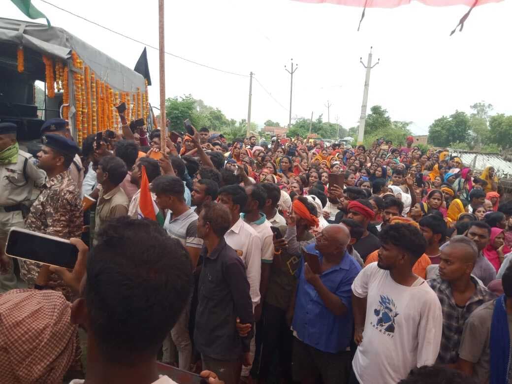 Kaimur News : सीआरपीएफ जवान का पार्थिव शरीर पहुंचते ही महेश कुमार अमर रहें... से गूंजा इलाका