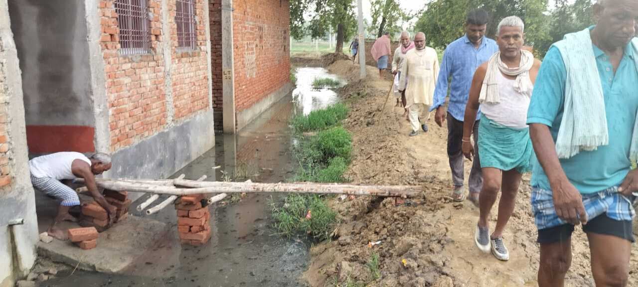 Kaimur News : जोरार गांव की मुख्य सड़क जलनिकासी के अभाव में झील में तब्दील, ग्रामीण परेशान